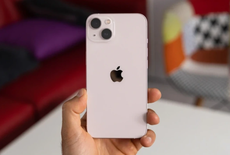 iPhone 13 là smartphone bán chạy nhất thế giới trong tháng 4/2022 (Ảnh: PhoneArena).