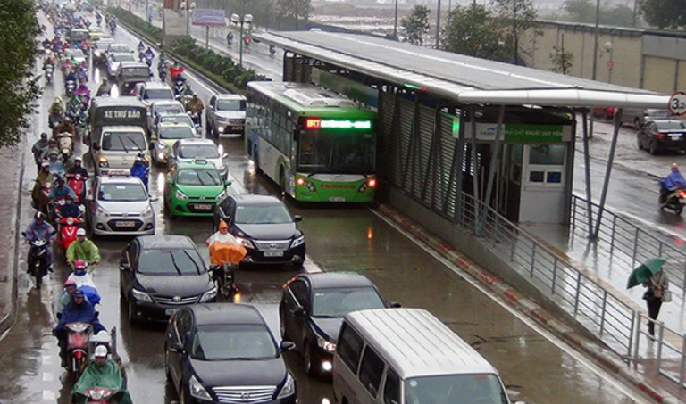 Tuyến đường Tố Hữu ùn tắc kéo dài, trong khi đó xe buýt nhanh vẫn một mình một làn đường dành riêng.