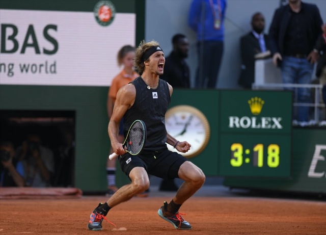 Alexander Zverev ăn mừng đầy cảm xúc sau chiến thắng trước Carlos Alcaraz. Ảnh: Roland Garros