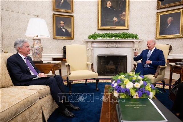 Tổng thống Mỹ Joe Biden (phải) và Chủ tịch Ngân hàng Dự trữ liên bang Mỹ (FED) Jerome Powell trong cuộc gặp tại Nhà Trắng, Washington, DC ngày 31/5/2022. 