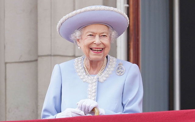 Nữ hoàng Elizabeth II đứng trên ban công Cung điện Buckingham theo dõi lễ diễu hành mở màn Đại lễ Bạch kim, ngày 2/6. (Ảnh: AP)