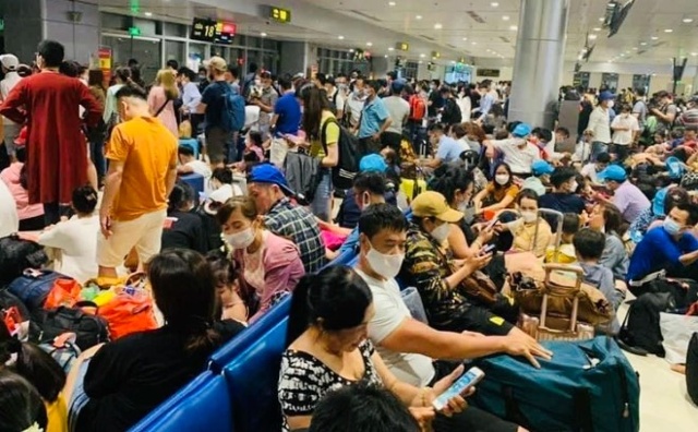 Sảnh chờ tại Tân Sơn Nhất quá tải, nhiều khách ngồi bệt dưới sàn (Ảnh: Sài Gòn 24h).