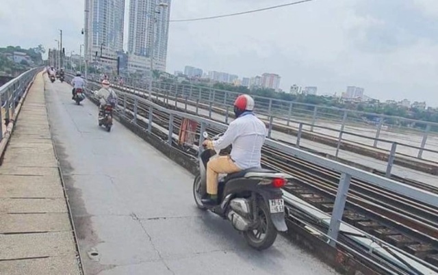 Hình ảnh tấm đan tại mặt cầu Long Biên bị sụt xuống sông ngày 28/5 (Ảnh: Quang Nhân).