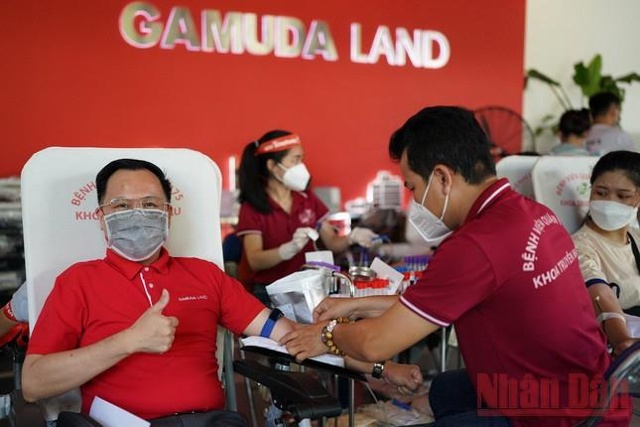 Người dân tham gia hiến máu tại chương trình Chủ nhật Đỏ.