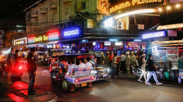 Các địa điểm giải trí ở Nana, một địa điểm giải trí về đêm nổi tiếng ở Bangkok, đã hoạt động trở lại vào ngày 3/6/2022. (Ảnh: Arnun Chonmahatrakool/Bangkok Post)