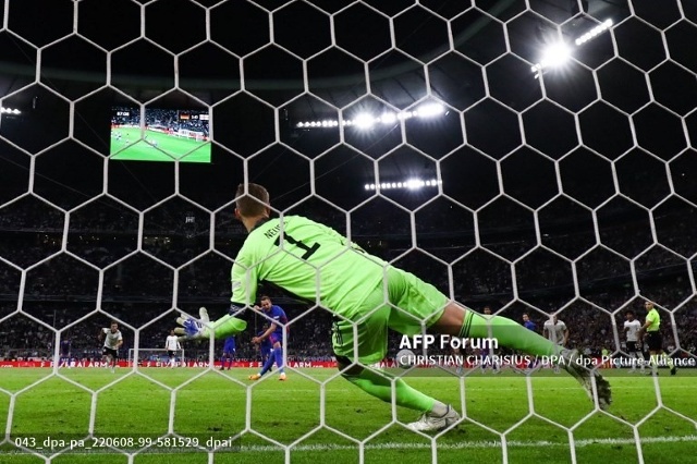 Harry Kane gỡ hòa trên chấm 11m cho tuyển Anh. Ảnh: AFP