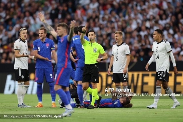 Hiệp 1 dừng lại khá lâu bởi chấn thương của Phillips. Ảnh: AFP