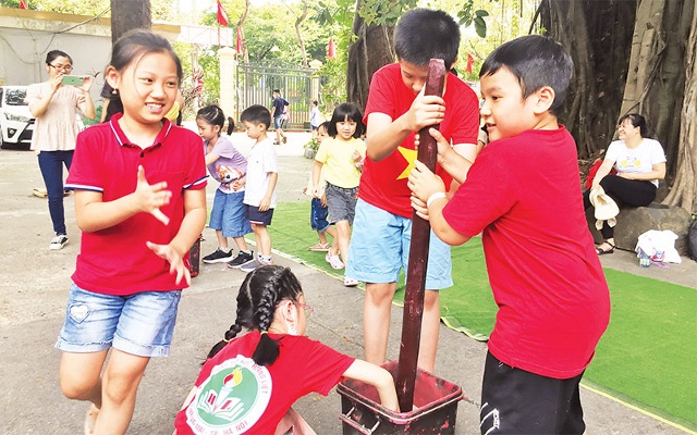Các em học sinh tham gia thử thách  &quot;đóng cọc Bạch Ðằng &quot;.