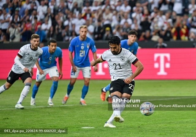 Gundogan ghi bàn trên chấm 11m. Ảnh: AFP