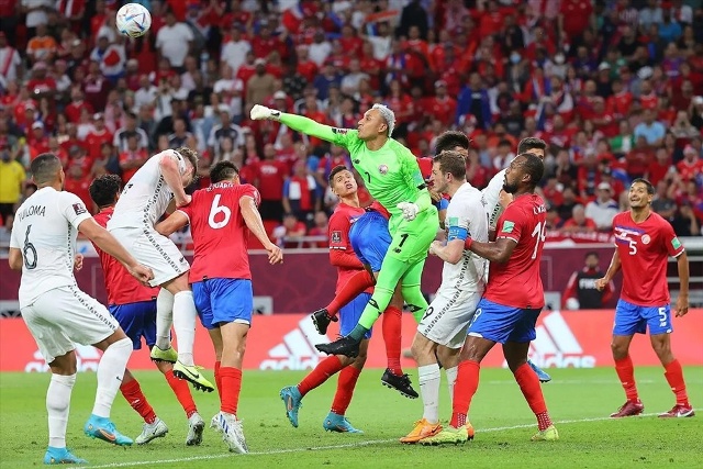 Keylor Navas và các đồng đội vững vàng trước sức ép của đội bóng áo trắng. Ảnh: The24