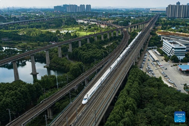 Đường sắt cao tốc Trung Quốc tuyến Bắc Kinh - Vũ Hán vận hành hôm 20.6.2022 với tốc độ 350km/h. Ảnh: Tân Hoa xã