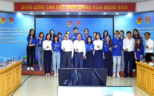 Đoàn đại biểu thanh niên Việt Nam chụp ảnh lưu niệm trực tuyến với Đoàn đại biểu thanh niên Trung Quốc tại chương trình.