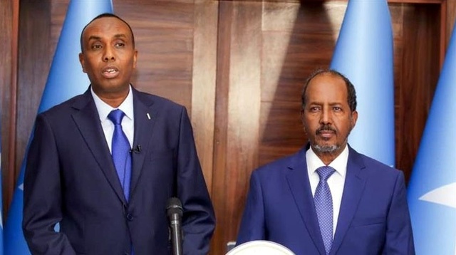 Ông Hamza Abdi Barre (trái) tuyên thệ nhậm chức Thủ tướng Somalia ngày 25/6. 