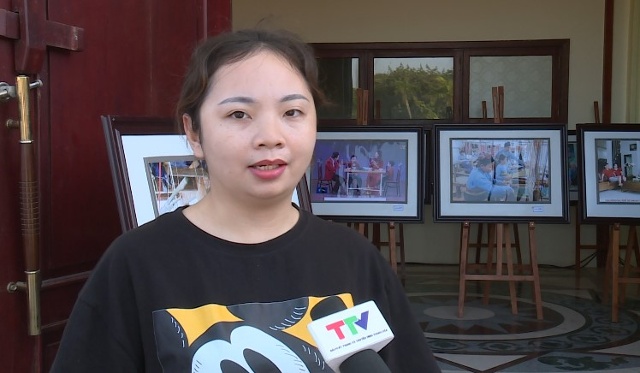 Chị Hà Diệu Ngọc- Thị trấn Hồi Xuân, huyện Quan Hóa, tỉnh Thanh Hóa:  &quot;Sau khi tham quan, em thấy những bức ảnh được trưng bày rất đẹp, rất ý nghĩa, tạo cho chúng ta cảm giác ấm cúng của gia đình. Em rất ấn tượng với những bức ảnh sinh hoạt gia đình &quot;