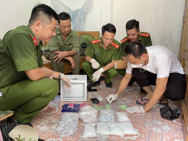 Lực lượng Công an kiểm tra số ma túy thu giữ