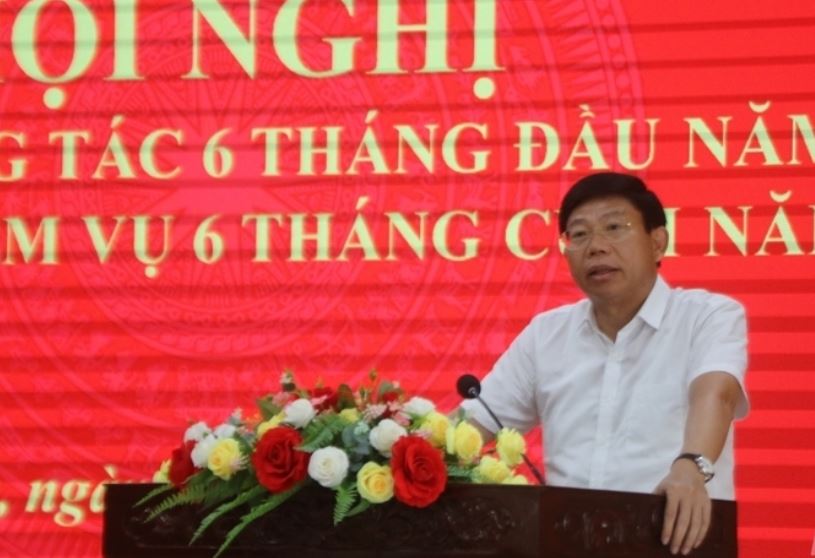 Đồng chí Trần Văn Hải, Ủy viên Ban Thường vụ Tỉnh ủy, Bí thư Đảng ủy Khối Cơ quan và Doanh nghiệp tỉnh phát kiểu kết luận hội nghị.