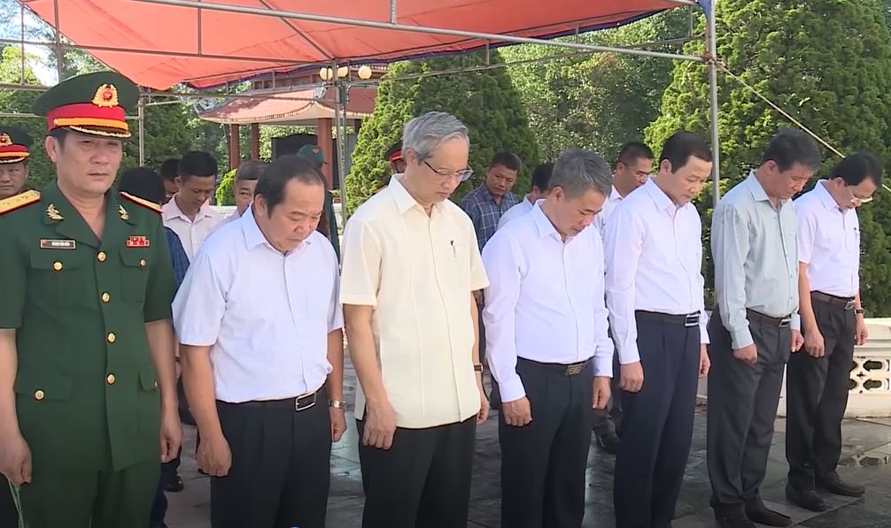 Đồng chí Đỗ Minh Tuấn, Phó Bí thư Tỉnh ủy, Chủ tịch UBND tỉnh cùng các thành viên trong đoàn dâng hương viếng các Anh hùng liệt sĩ tại Nghĩa trang liệt sĩ thị xã Nghi Sơn.