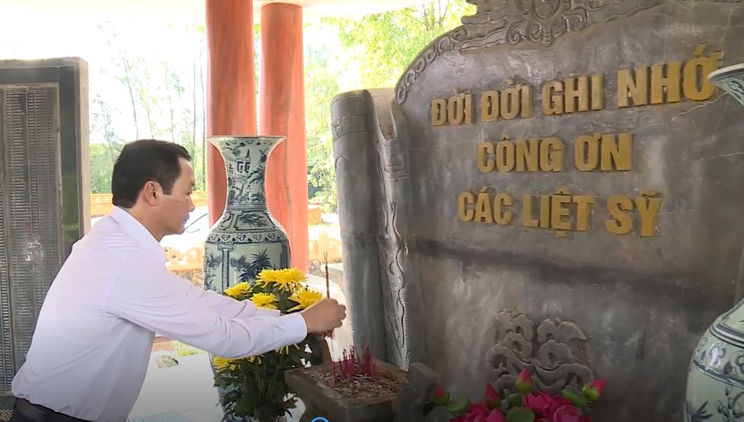 Đồng chí Chủ tịch UBND tỉnh Đỗ Minh Tuấn dâng hương tưởng niệm các Anh hùng liệt sĩ.