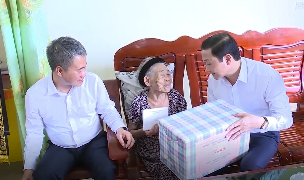 Đồng chí Chủ tịch UBND tỉnh Đỗ Minh Tuấn thăm, tặng quà cho mẹ liệt sĩ Lê Thị Dễ ở tổ dân phố Phú Tây, phường Hải Lĩnh.