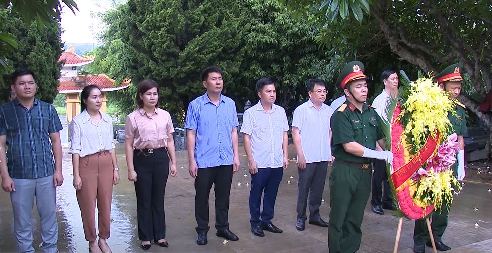Đồng chí Nguyễn Tiến Hiệu, Ủy viên Ban Thường vụ Tỉnh ủy, Trưởng Ban Quản lý Khu Kinh tế Nghi Sơn và các Khu công nghiệp tỉnh cùng các thành viên trong đoàn dâng hoa, dâng hương tại Nghĩa trang Liệt sỹ thị xã Bỉm Sơn.