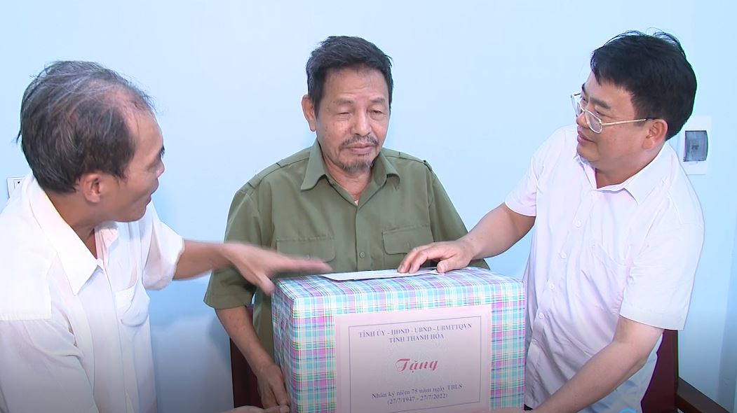Thay mặt lãnh đạo tỉnh, đồng chí Nguyễn Tiến Hiệu đã trao phần quà và động viên bệnh binh Nguyễn Đức Thảo ở Khu phố 3, phường Ngọc Trạo.