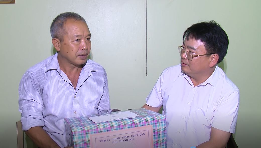 Các thành viên trong đoàn đến thăm và tặng quà gia đình thương binh hạng 1/4 Mai Văn Thắng ở Khu phố 4, phường Lam Sơn.