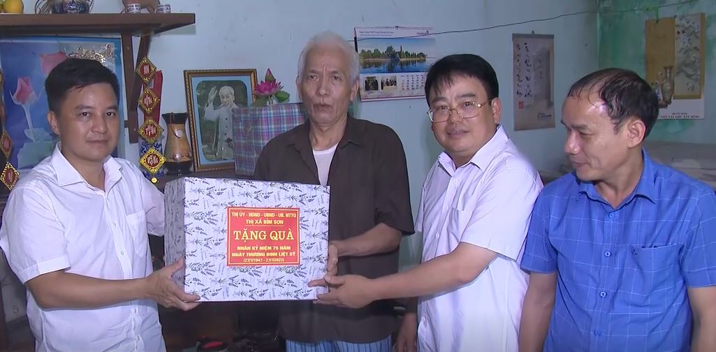 Đại diện lãnh đạo thị xã Bỉm Sơn trao các phần quà đến các đối tượng chính sách nhân dịp 27 - 7.