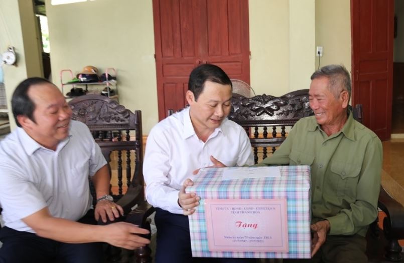 Đồng chí Chủ tịch UBND tỉnh Đỗ Minh Tuấn thăm, tặng quà cho thương bình thương binh 4/4 Vũ Như Cấp ở tổ dân phố Hồng Phong, phường Hải Lĩnh.