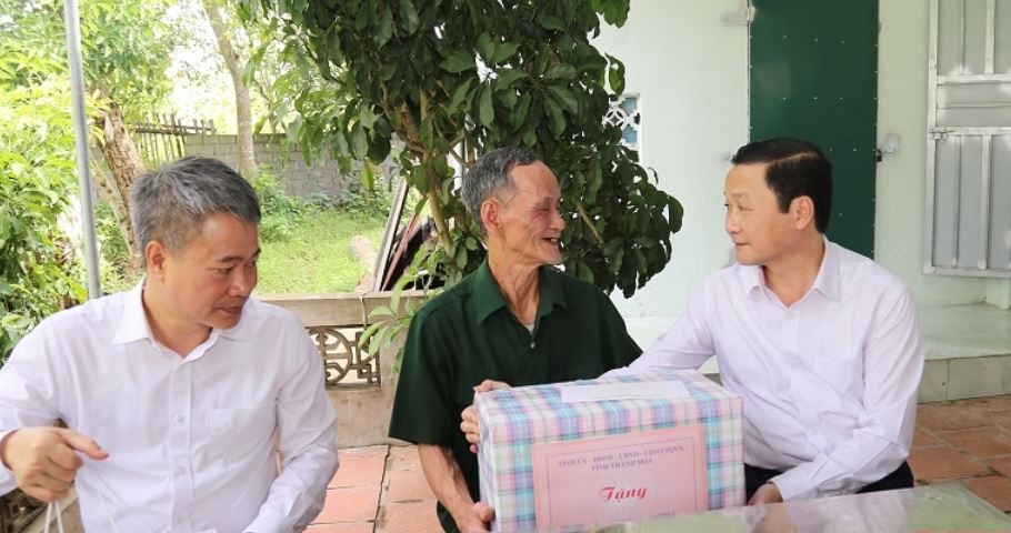 Đồng chí Đỗ Minh Tuấn, Phó Bí thư Tỉnh ủy, Chủ tịch UBND tỉnh thăm, tặng quà cho thương bình 1/4 Vũ Hữu Tân ở tổ dân phố Thanh Minh, phường Tân Dân.