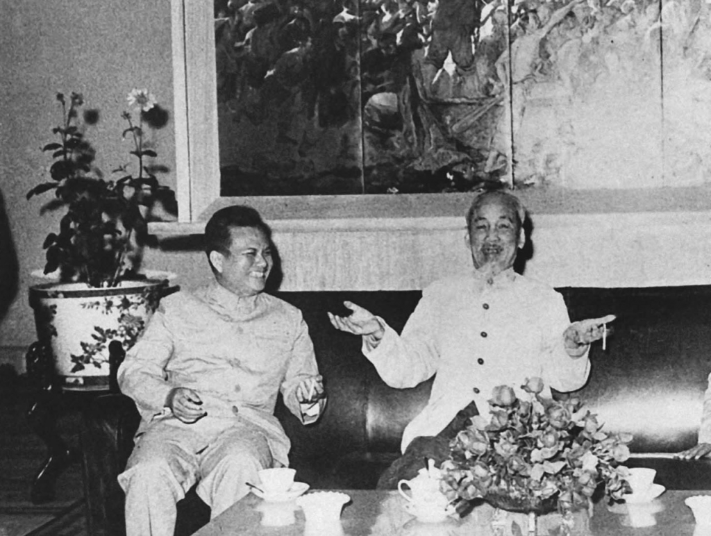 Chủ tịch Hồ Chí Minh nói chuyện thân mật với đồng chí Kaysone Phomvihane, Trưởng đoàn đại biểu Đảng và Mặt trận Lào yêu nước sang thăm hữu nghị Việt Nam năm 1966.