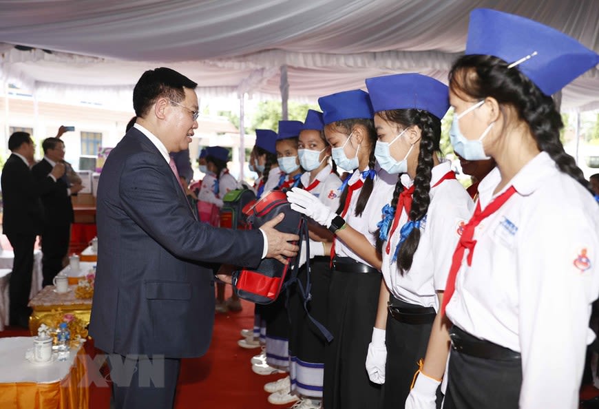 Trong khuôn khổ chuyến thăm chính thức nước CHDCND Lào, chiều 17/5/2022, Chủ tịch Quốc hội Vương Đình Huệ thăm Trường phổ thông dân tộc nội trú tỉnh Champasak. (Ảnh: TTXVN)
