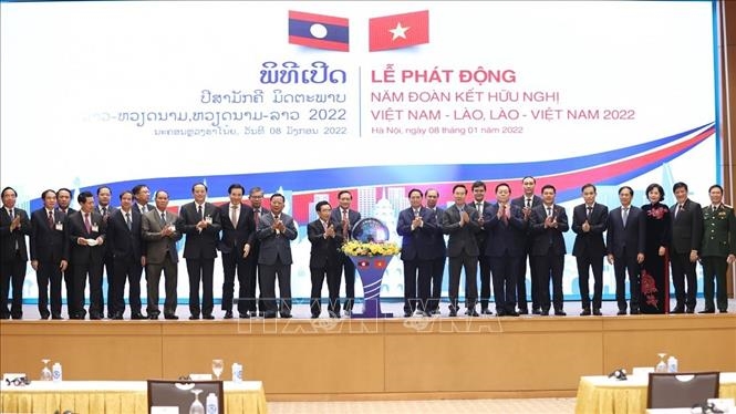 Thủ tướng Phạm Minh Ch&iacute;nh v&agrave; Thủ tướng L&agrave;o Phankham Viphavanh c&ugrave;ng đại biểu hai nước tại Lễ ph&aacute;t động Năm Đo&agrave;n kết Hữu nghị Việt Nam-L&agrave;o, L&agrave;o-Việt Nam 2022. (Ảnh: Trần Hải)
