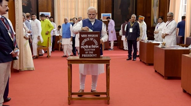 Thủ tướng Narendra Modi bỏ phiếu tại Delhi để bầu Tổng thống thứ 15 của Ấn Độ. 