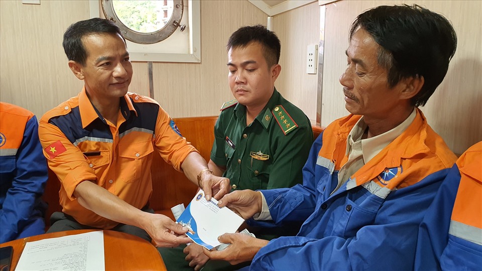 Ông Nguyễn Xuân Bình- Giám đốc Trung tâm phối hợp, tìm kiếm cứu nạn hàng hải khu vực IV trao quà hỗ trợ cho ngư dân tàu cá Bình Định bị nạn về bờ an toàn.