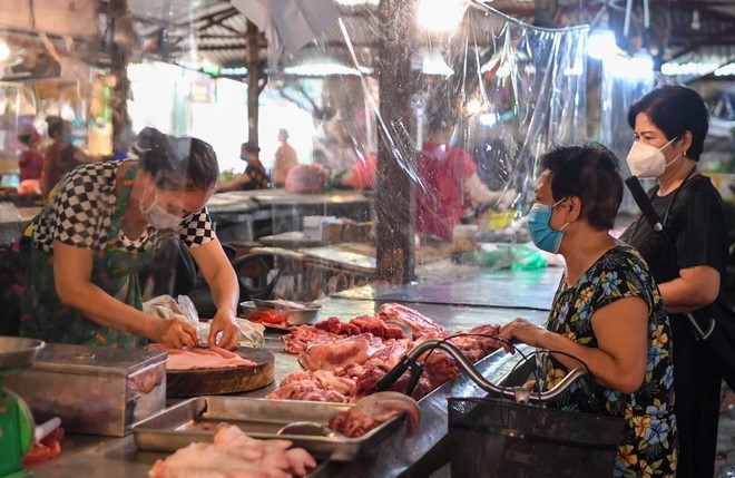 Giá thịt lợn và giá nguyên liệu thức ăn chăn nuôi có xu hướng tăng cao thời gian gần đây (Ảnh: DT).