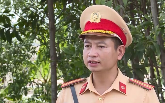 Thiếu tá Nguyễn Mạnh Hùng - Đội phó Đội CSGT trật tự, Công an thị xã Nghi Sơn: “Chúng tôi đã ra quân khép kín địa bàn và đã làm việc với 74 doanh nghiệp, chủ phương tiện và đã xử lý 35 trường hợp quá tải, 7 trường hợp vi phạm kích thước thùng hàng”.