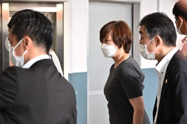 Bà Akie Abe, vợ ông Abe Shinzo, đến bệnh viện nơi ông Abe điều trị ngày 8.7. Ảnh: AFP