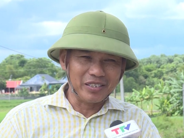 Người dân xã Trường Xuân, huyện Thọ Xuân, tỉnh Thanh Hóa: “cái này thì mới nứt gần đây. Do xe chở vật liệu xây dựng họ đi né công an vào đây nên mới nứt. Bản chất của nền đê là nền đất bồi người dân đắp hàng năm nên khi trọng tải lớn nên nó nứt.”