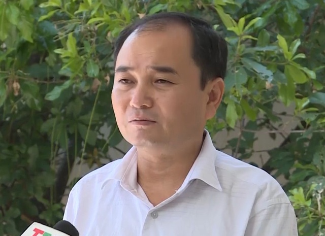 Ông Võ Văn Quang - Chủ tịch UBND xã Xuân Minh, huyện Thọ Xuân, tỉnh Thanh Hóa: “Xuân Minh chúng tôi có 6 km đê. Chúng tôi được giao 2 khung tải trọng. Chúng tôi đảm bảo không có xe tải trọng đê. Thứ 2 do mặt đê bị nứt có thể do nền đê ngày xưa là nền đất bị xoáy lún. Nếu xe quá tải vào được thì khung tải trọng phải phá đi mới vào được.”