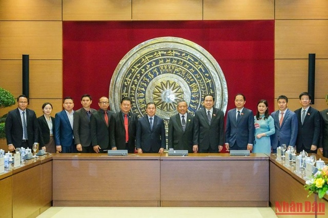 Phó Chủ tịch Thường trực Quốc hội Trần Thanh Mẫn và Chủ tịch Hội hữu nghị Lào-Việt Nam, Bộ trưởng Công nghệ và Truyền thông Boviengkham Vongdara cùng các đại biểu tại buổi tiếp.