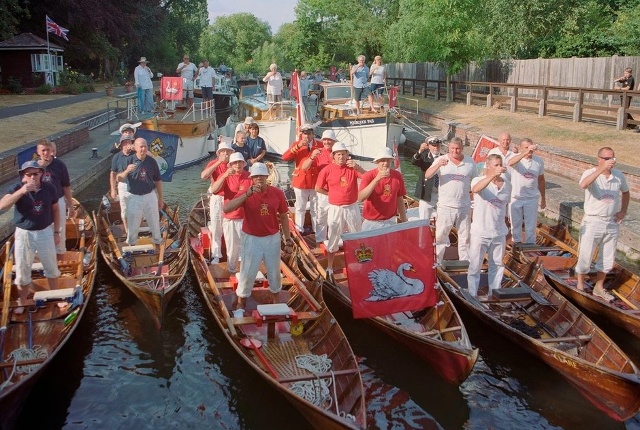 Lễ hội đếm thiên nga đã có từ hàng trăm năm, được tổ chức trên sông Thames, Anh vào tuần thứ 3 của tháng 7 hàng năm. Trong ảnh, các thành viên đội đếm thiên nga nâng cốc chúc mừng Nữ hoàng Elizabeth II trong ngày đầu lễ hội đếm thiên nga hôm 16/7.