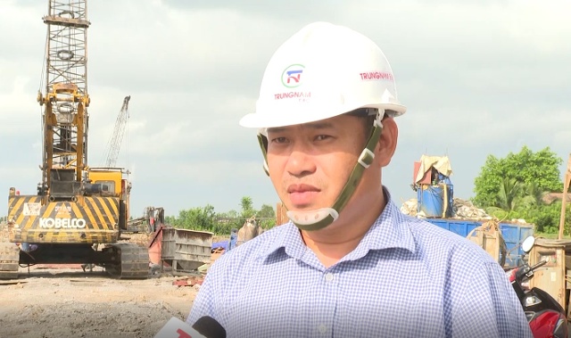 PV: Ông Phạm Văn Hiền  Phó Giám đốc liên danh nhà thầu Trung Nam, Nhà thầu thi công gói thầu số 06  (Nhà thầu Trung Nam đang thực hiện thi công song song 2 bờ của cầu Lạch Trường. Về cọc nhồi thì đang vượt tiến độ, còn phần bệ thân trụ thì 2 bờ đang triển khai mỗi bờ 3 mũi thi công, hiện tại kết cấu phần dưới cũng đang đáp ứng tiến độ)