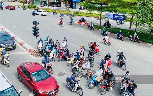 Thời gian qua vẫn còn cảnh người dân bất chấp đi ngược chiều tại nút giao Ngã Tư Sở sau khi đã được tổ chức lại. Ảnh: Dương Anh