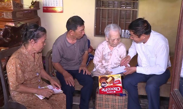 Ông Nở luôn dành sự quan tâm đặc biệt đến những thân nhân liệt sỹ, thương, bệnh binh....