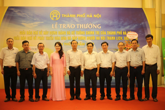 Nhà báo Phan Liên chụp ảnh kỷ niệm với ông Nguyễn Tất Thắng - Bí thư huyện ủy Đan Phượng, cùng lãnh đạo và cán bộ hai xã Trung Châu và Vân Hà.