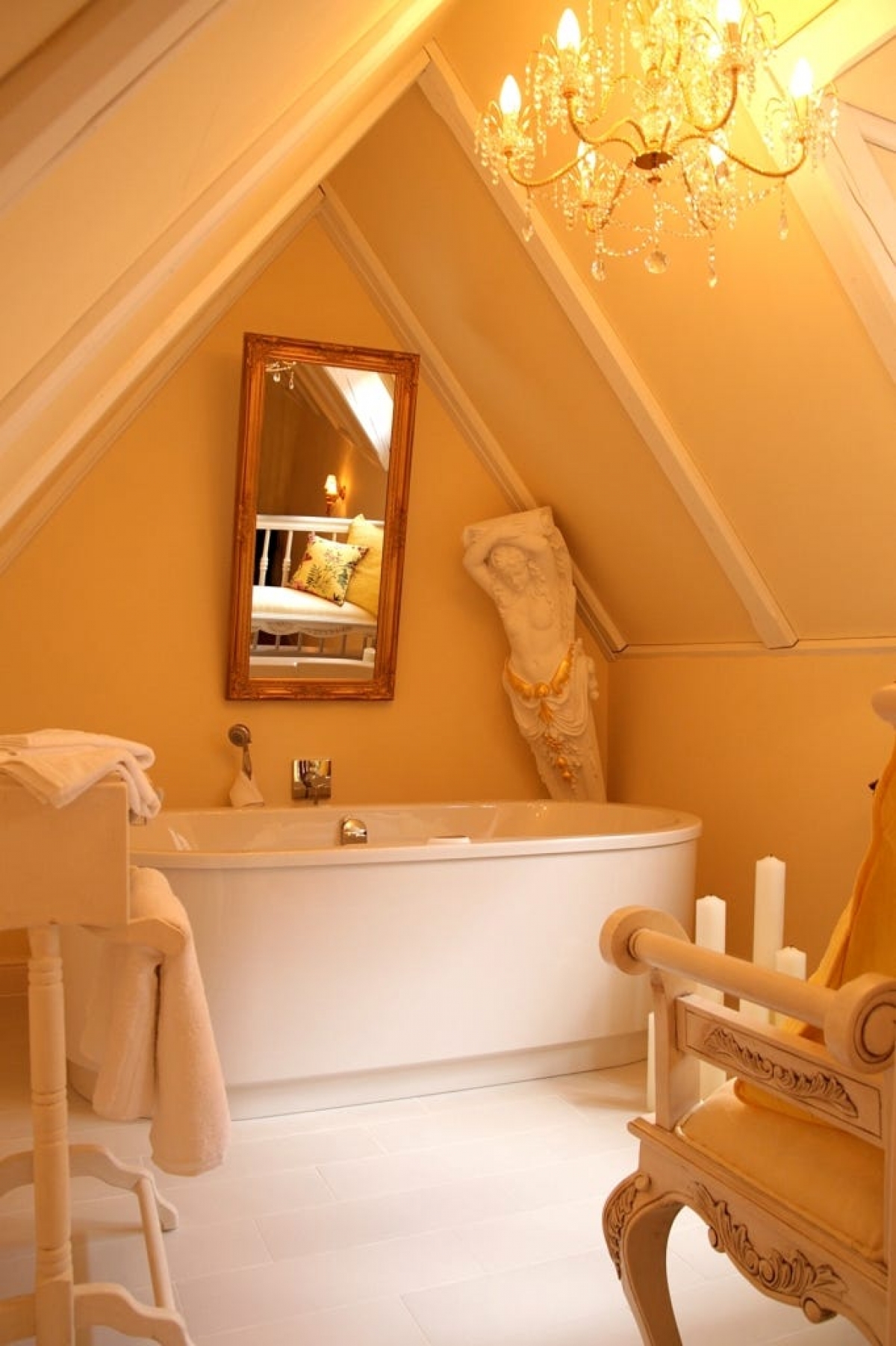 Tầng trên cùng được gọi là  &quot;spa &quot;, chỉ có một chiếc bồn tắm và một số vật dụng cần thiết.