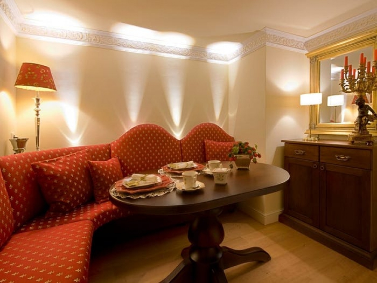 Tầng thấp hơn là khu vực ăn sáng, chỉ gồm một bộ ghế salon đỏ và bàn gỗ nhỏ. Bữa sáng được bao gồm trong giá phòng, khoảng hơn 290 USD/đêm.