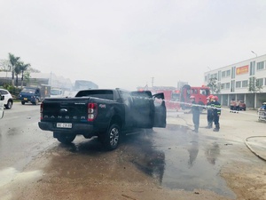 Thanh Hóa: Dập tắt đám cháy xe bán tải khi đang lưu thông trên đường