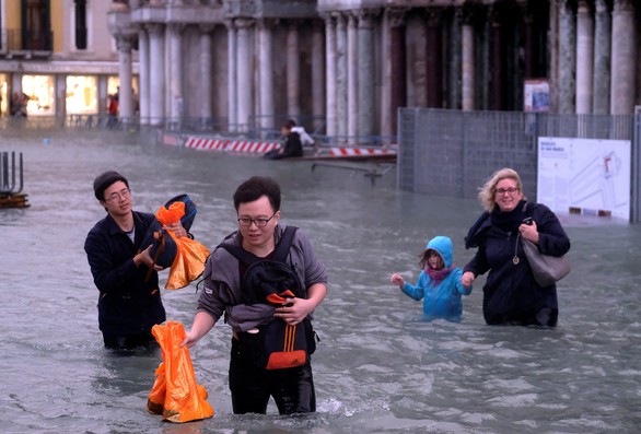 Venise bị nhấn chìm trong nước ngập lịch sử - Ảnh 1.