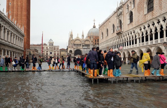 Venise bị nhấn chìm trong nước ngập lịch sử - Ảnh 2.
